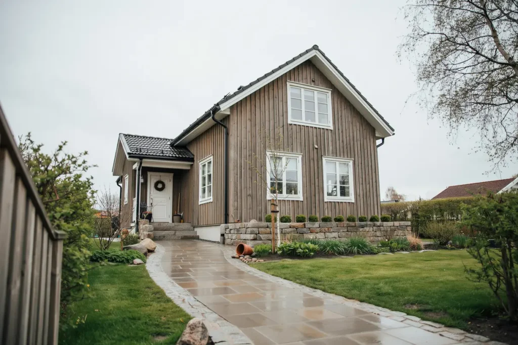 stens ttning runt huset och g ngar snygga slitstarka l sningar som lyfter hela tomten